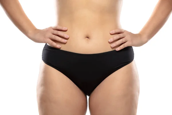 Толстая женщина с жировыми целлюлитными ногами и ягодицами, ожирение женское тело в черном нижнем белье изолированы на белом фоне — стоковое фото