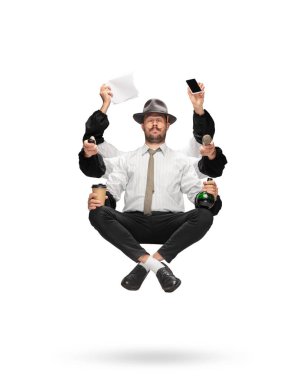 Sarı stüdyo arka planında izole edilmiş, ekipmanlı, çok kollu yakışıklı bir gazeteci.