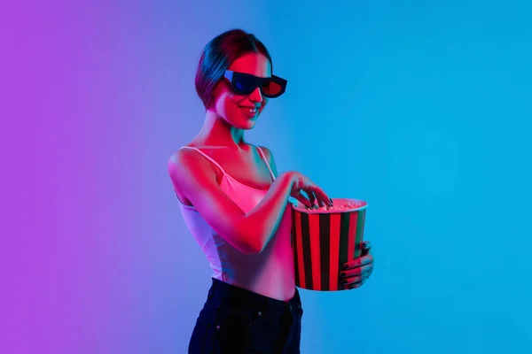 Joven caucásico mujeres retrato en gradiente azul-púrpura estudio fondo en luz de neón — Foto de Stock