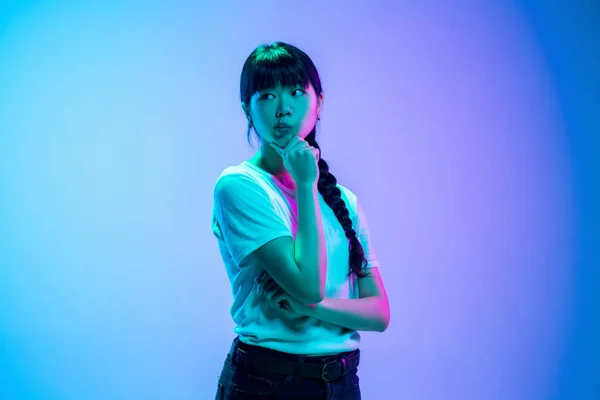 Joven asiático mujeres retrato en gradiente azul-púrpura estudio fondo en neón luz —  Fotos de Stock