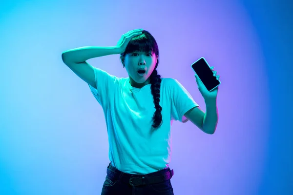 Fiatal ázsiai nők portré gradiens kék-lila stúdió háttér neon fény — Stock Fotó