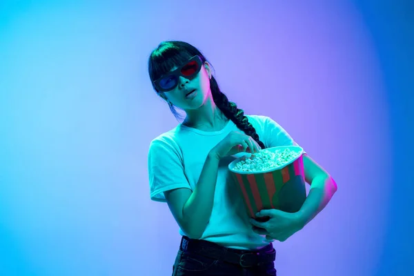 Jeune asiatique womans portrait sur dégradé bleu-violet studio fond en néon lumière — Photo