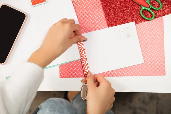 Mulher fazendo cartão de saudação para o Ano Novo e Natal 2021 para amigos ou familiares, reserva de sucata, DIY — Fotografia de Stock