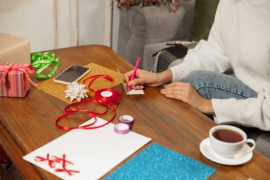 Yeni yıl ve Noel 2021 için tebrik kartı hazırlayan kadın arkadaşları ya da ailesi için, hatıra defteri, DIY