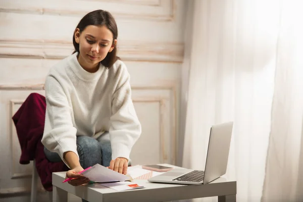 Mujer escribiendo carta, tarjeta de felicitación para Año Nuevo y Navidad 2021 para amigos o familiares — Foto de Stock