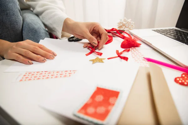 Mulher fazendo cartão de saudação para o Ano Novo e Natal 2021 para amigos ou familiares, reserva de sucata, DIY — Fotografia de Stock