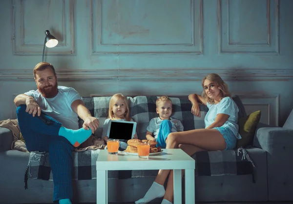 Moeder, vader en kinderen thuis hebben plezier, comfort en gezellig concept — Stockfoto
