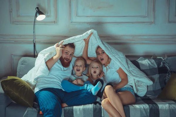 Madre, padre e hijos en casa divertirse, comodidad y concepto acogedor —  Fotos de Stock