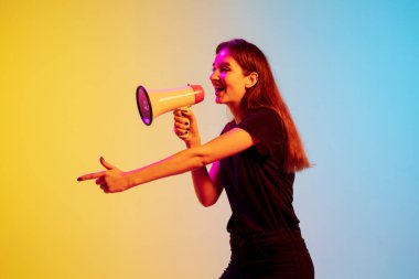 Beyaz kadın portresi, mavi-sarı gradyan stüdyo arka planında neon ışığı altında.