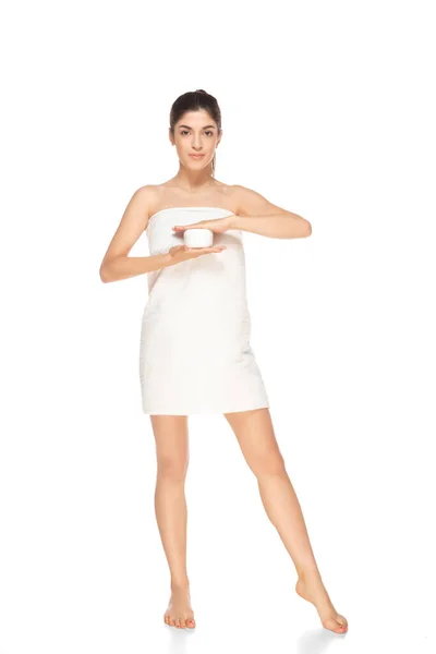 Mooie vrouw in handdoek geïsoleerd op witte achtergrond. Schoonheid, cosmetica, spa, ontharing, dieet, behandeling en fitness concept, sensueel poseren — Stockfoto