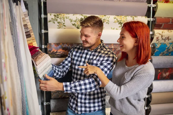 Paar wählt Textilien zu Hause Dekorationsgeschäft, Geschäft. Herstellung von Wohnraumgestaltung während der Quarantäne — Stockfoto