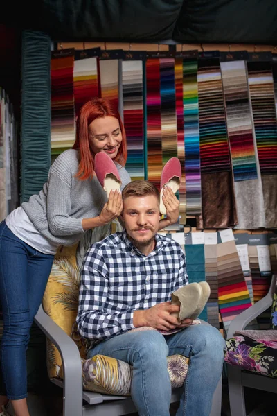 Ζευγάρι που επιλέγει υφαντά στο κατάστημα διακόσμησης σπιτιού, κατάστημα. Δημιουργία εσωτερικού χώρου κατά τη διάρκεια καραντίνας — Φωτογραφία Αρχείου