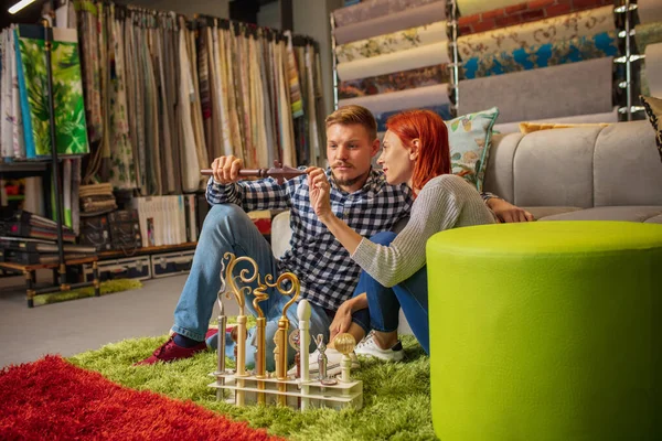 Couple choisissant textile à la maison magasin de décoration, magasin. Fabrication de design d'intérieur pendant la quarantaine — Photo