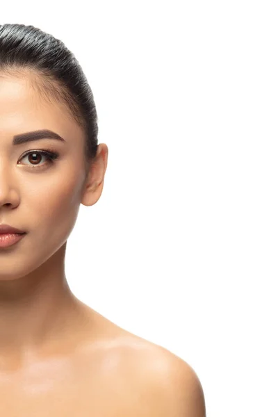 Mooie jonge vrouwen portret geïsoleerde witte achtergrond. Cosmetica en make-up, natuurlijke en eco-behandeling, huidverzorging. — Stockfoto