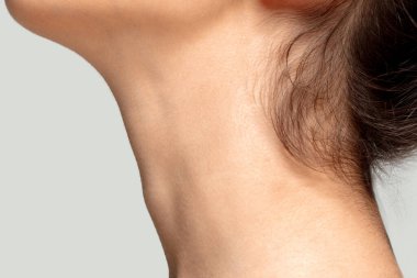 Stüdyonun arka planında izole edilmiş güzel Yahudi kadın portresi. Güzellik, moda, cilt bakımı, kozmetik konsepti. Ayrıntılar.