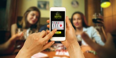 Online kumar, kumarhane konsepti. Piyango ile el ele tutuşma cihazı, kumarhane örtüsü