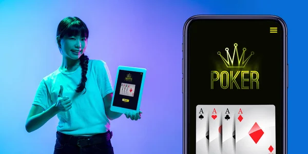 Juego en línea, concepto de casino. Mujer asiática joven sosteniendo dispositivos con lotería, cubierta de casino en luz de neón — Foto de Stock
