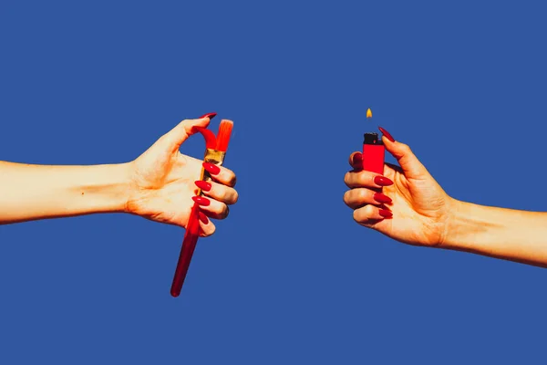 Colagem de arte moderna em estilo pop-art. Mãos isoladas na moda fundo colorido com copyspace, contraste — Fotografia de Stock