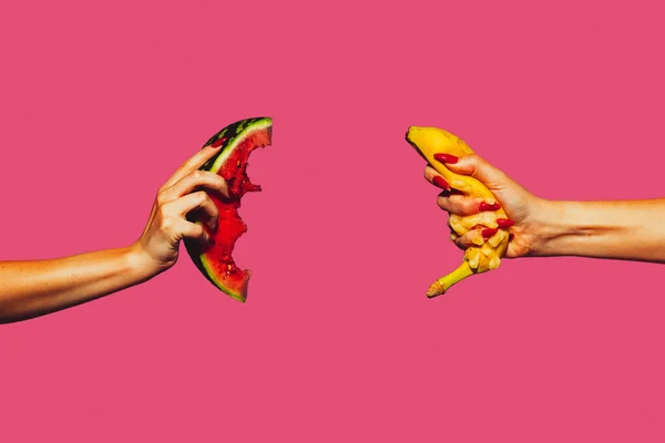 Collage sztuki nowoczesnej w stylu pop-art. Ręce odizolowane na modnym tle kolorowe z copyspace, kontrast — Zdjęcie stockowe
