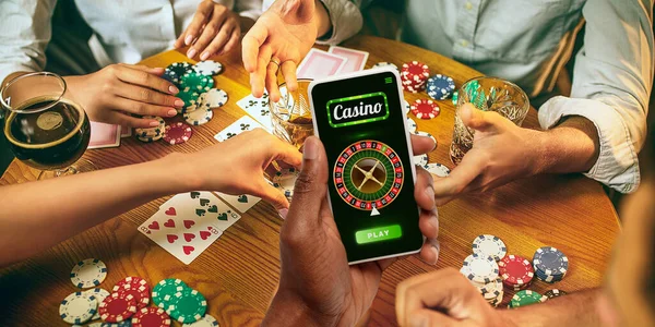 온라인 도박, 카지노 컨셉. 복권, 카지노 표지등을 들고 있는 휴대용 기기 — 스톡 사진