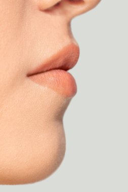Stüdyonun arka planında izole edilmiş güzel Yahudi kadın portresi. Güzellik, moda, cilt bakımı, kozmetik konsepti. Ayrıntılar.