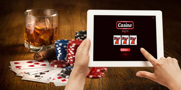 Juego en línea, concepto de casino. Dispositivo de mano con lotería, cubierta de casino — Foto de Stock