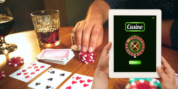 Juego en línea, concepto de casino. Dispositivo de mano con lotería, cubierta de casino — Foto de Stock