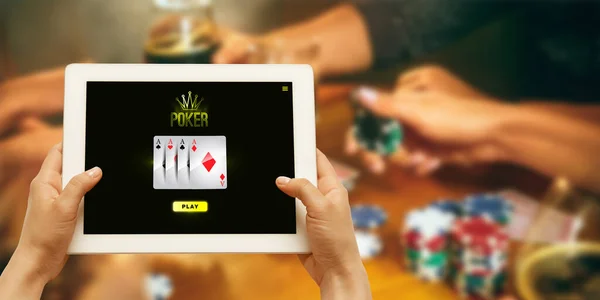 Juego en línea, concepto de casino. Dispositivo de mano con lotería, cubierta de casino — Foto de Stock