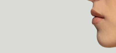 Stüdyonun arka planında izole edilmiş güzel Yahudi kadın portresi. Güzellik, moda, cilt bakımı, kozmetik konsepti. Ayrıntılar.