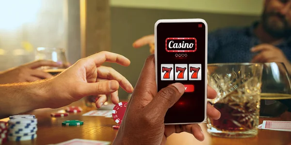 Juego en línea, concepto de casino. Dispositivo de mano con lotería, cubierta de casino — Foto de Stock