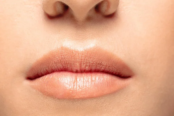 Primer plano retrato de hermosa mujer judía aislada en el fondo del estudio. Belleza, moda, cuidado de la piel, concepto de cosméticos. Detalles. — Foto de Stock