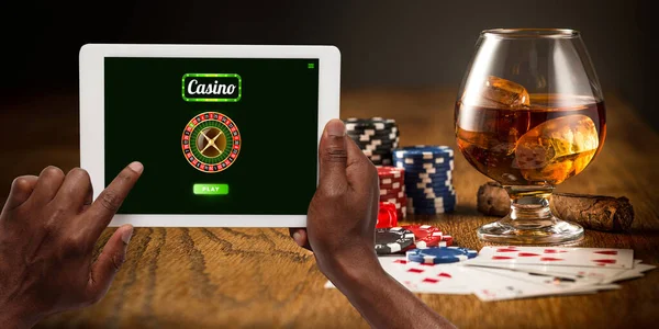 온라인 도박, 카지노 컨셉. 복권, 카지노 표지등을 들고 있는 휴대용 기기 — 스톡 사진