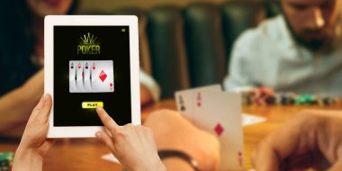 Online kumar, kumarhane konsepti. Piyango ile el ele tutuşma cihazı, kumarhane örtüsü