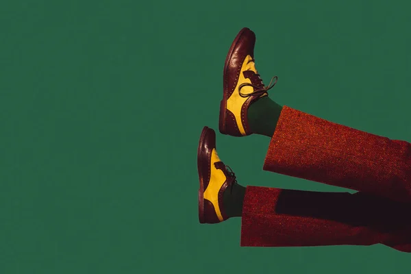 Collage de arte moderno en estilo pop-art. Piernas en zapatos elegantes aislados en el fondo de color de moda con copyspace, contraste —  Fotos de Stock