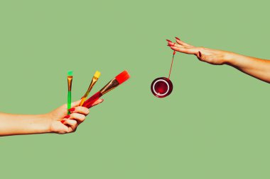 Pop-art tarzında modern sanat kolajı. Kopyalama alanı ve karşıtlığı olan modaya uygun arkaplanda izole edilmiş eller