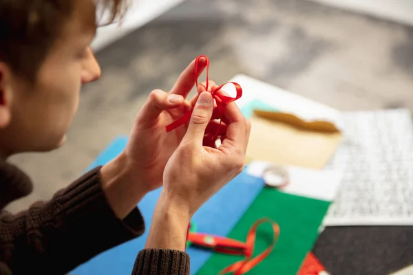 Hombre haciendo tarjeta de felicitación para Año Nuevo y Navidad 2021 para amigos o familiares, reserva de chatarra, DIY — Foto de Stock