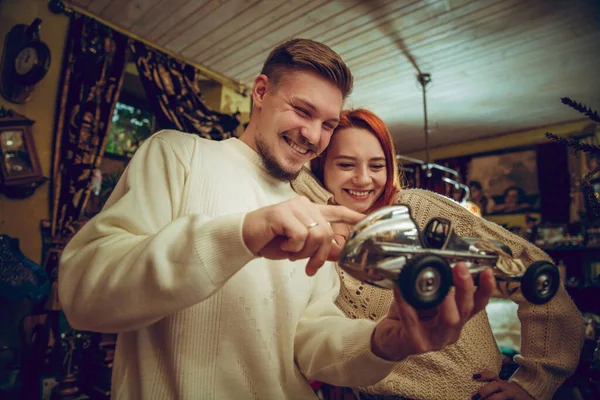 Smiling family, couple looking for home decoration and holidays gifts in household store — Fotografia de Stock