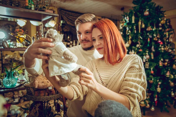 Усміхнена сім'я, пара шукає прикраси будинку та святкові подарунки в магазині — стокове фото