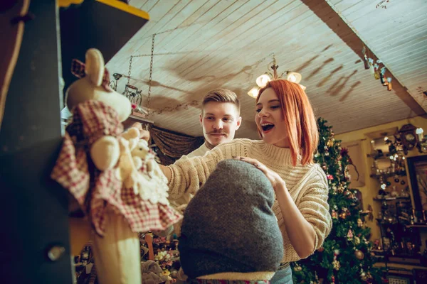 Smiling family, couple looking for home decoration and holidays gifts in household store — Fotografia de Stock