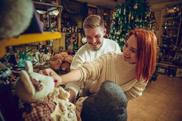 Smiling family, couple looking for home decoration and holidays gifts in household store — Fotografia de Stock