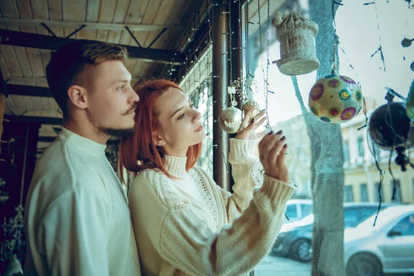 Smiling family, couple looking for home decoration and holidays gifts in household store — Fotografia de Stock