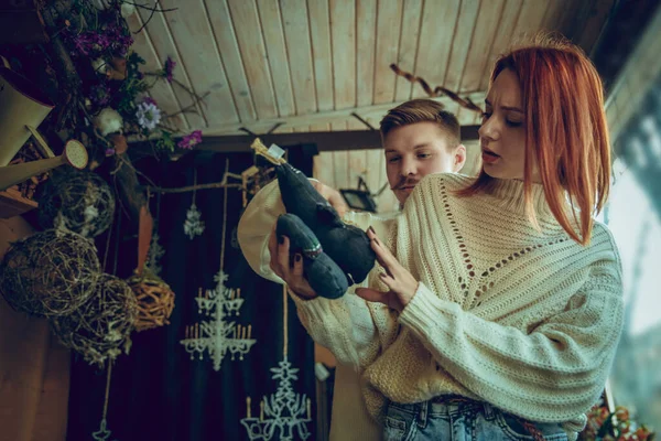 Smiling family, couple looking for home decoration and holidays gifts in household store — Fotografia de Stock