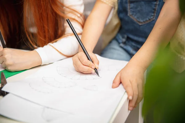 Cerca de las manos de dos niños pequeños, niñas juntas en la creatividad de la casa. Los niños hacen juguetes hechos a mano para juegos o celebración de Año Nuevo — Foto de Stock