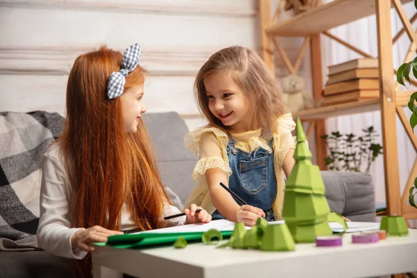 Deux petits enfants, les filles ensemble dans la créativité de la maison. Enfants heureux font des jouets faits à la main pour les jeux ou la célébration du Nouvel An — Photo