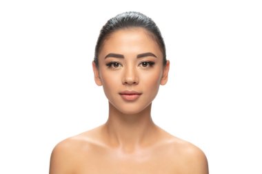 Güzel genç kadın portresi izole edilmiş beyaz arka plan. Kozmetik ve makyaj, doğal ve eko tedavi, cilt bakımı.