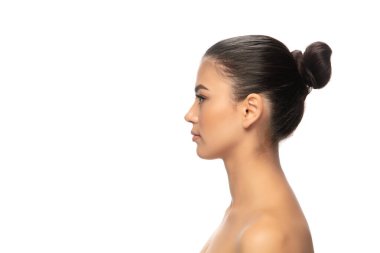 Güzel genç kadın portresi izole edilmiş beyaz arka plan. Kozmetik ve makyaj, doğal ve eko tedavi, cilt bakımı.