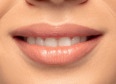 Genç kadın portresi, izole edilmiş beyaz arka plan. Kozmetik ve makyaj, doğal ve eko tedavi, cilt bakımı.