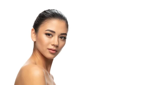 Mooie jonge vrouwen portret geïsoleerde witte achtergrond. Cosmetica en make-up, natuurlijke en eco-behandeling, huidverzorging. — Stockfoto