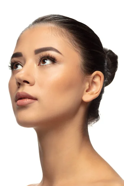 Wanita muda yang cantik potret latar belakang putih yang terisolasi. Kosmetik dan makeup, pengobatan alami dan eko, perawatan kulit. — Stok Foto