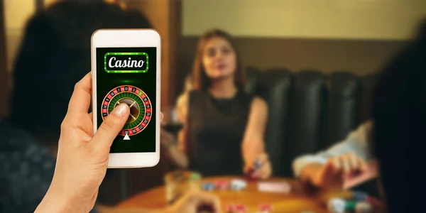 Juego en línea, concepto de casino. Dispositivo de mano con lotería, cubierta de casino — Foto de Stock